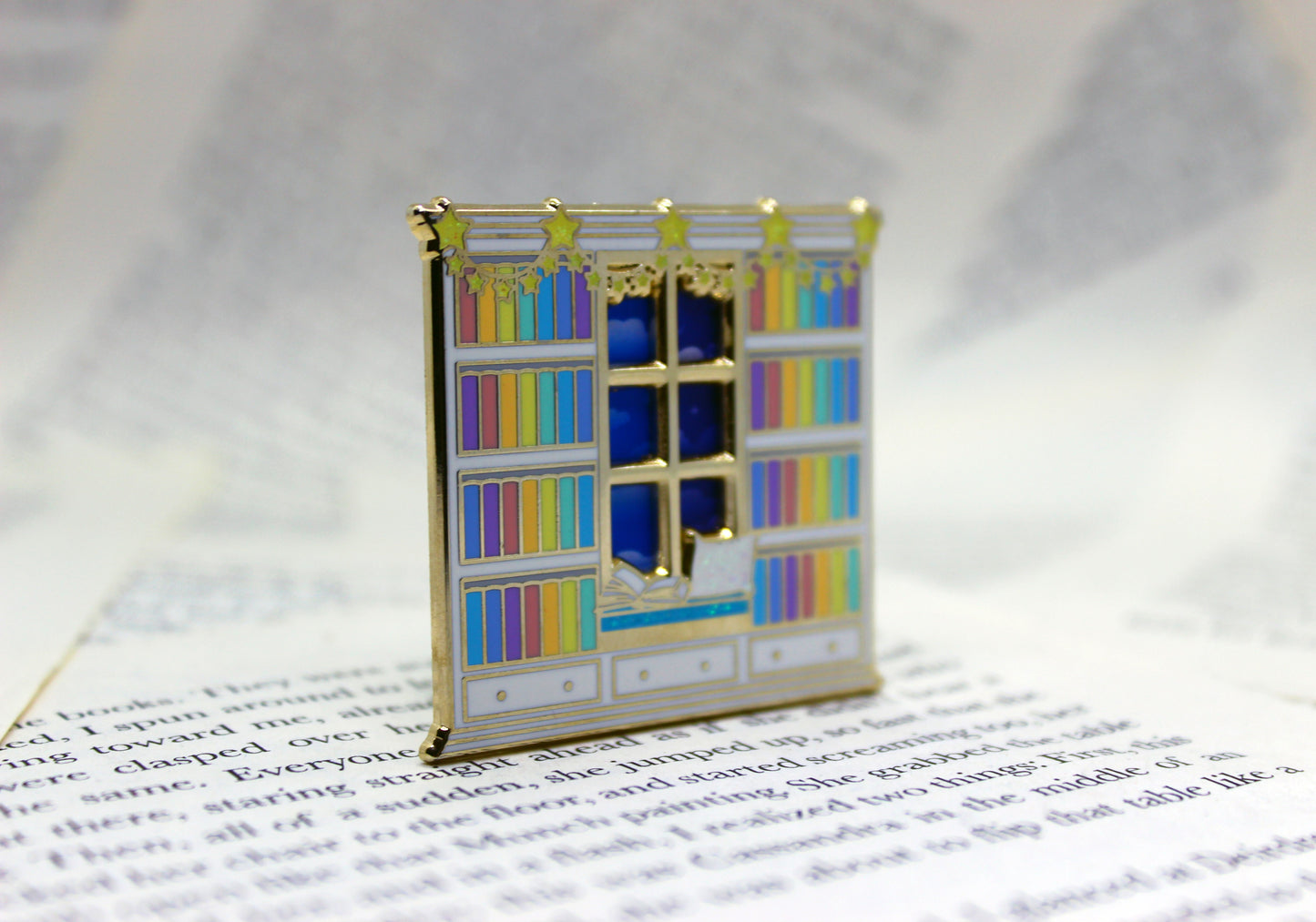 Reading Nook "Reading until midnight" sliding hard enamel pin | Book lover | Bibliophile