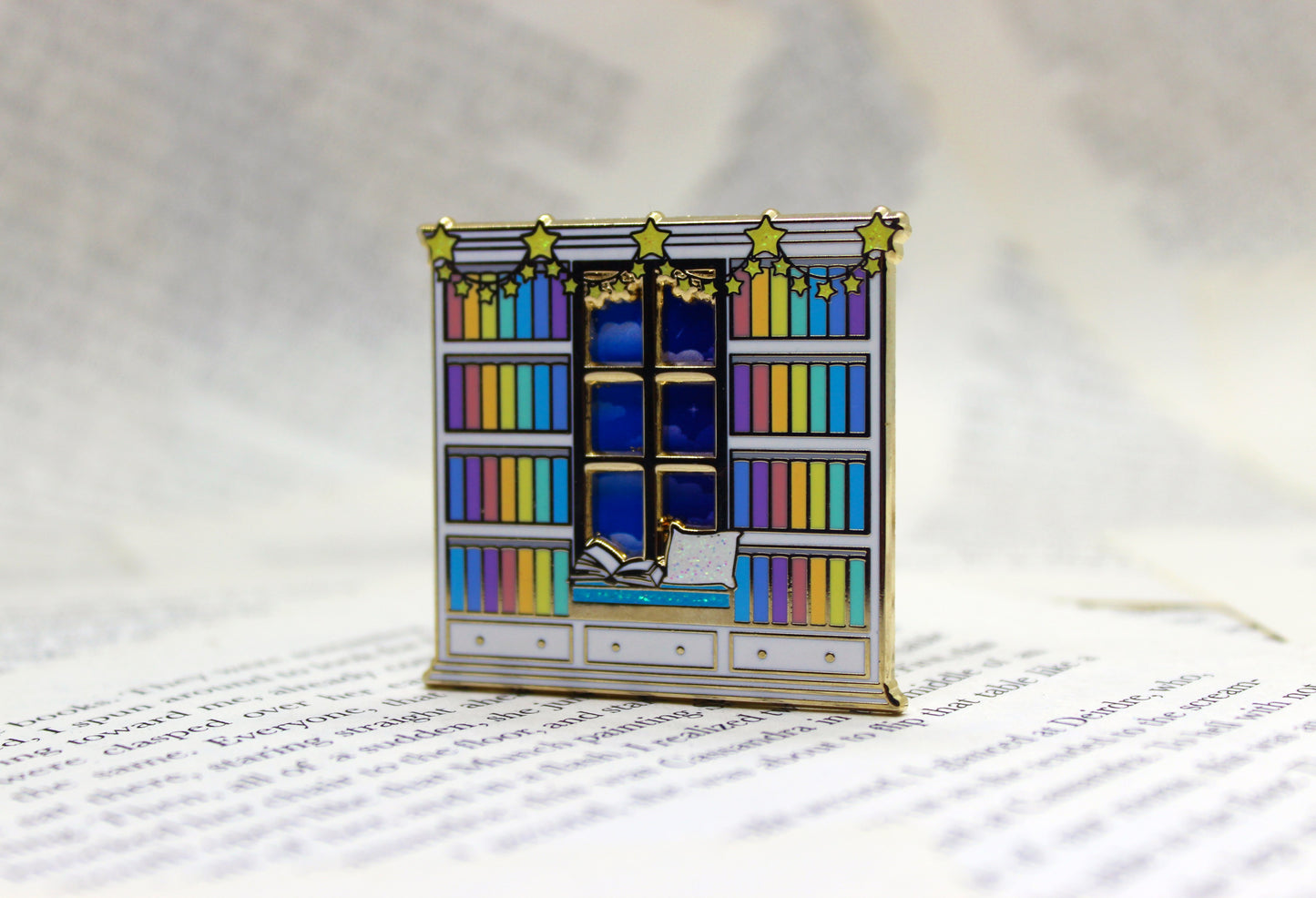 Reading Nook "Reading until midnight" sliding hard enamel pin | Book lover | Bibliophile